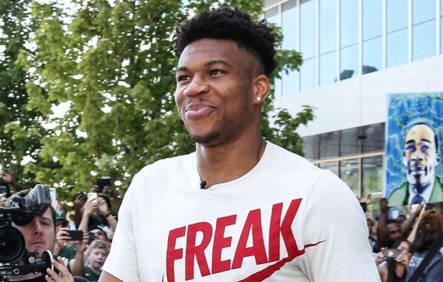 球队防线被 球队防线被